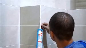 Как засиликонить внешний угол заусованой плитки на люке нивидимке!