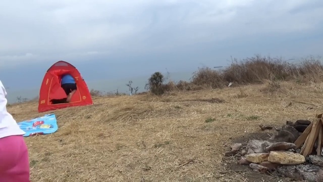 Пикник с палаткой Дисней Принцессы и костром на берегу моря Picnic tent and bonf смотреть онлайн