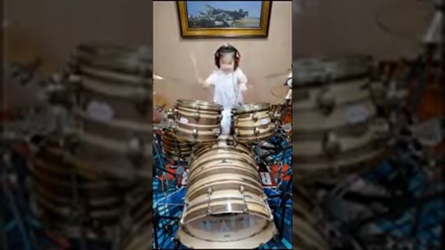 Маленькая барабанщица с большим талантом!