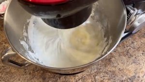 Нежнейший белково-масляный крем для эклеров, украшения и выравнивания тортов!