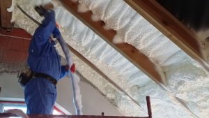 утепление жилой мансарды пенополиуретаном, напыление на мембрану