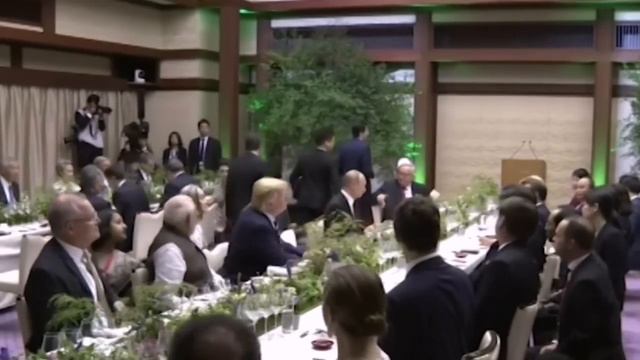 Путин пришел со своим термостаканом на ужин лидеров G20