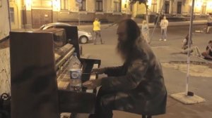 Кирилл - уличный бездомный музыкант