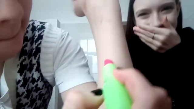 Что в косметчке у современной школьницы?? обзор на помады бьюти бомб смотреть онлайн