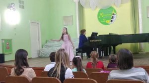 Девочка, которая поет