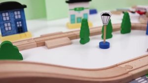 Деревянная железная дорога и игрушечный паровоз. Игрушки для детей