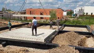 Укладка плит перекрытия на ростверк