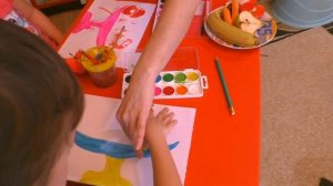 Рисование для детей. Артём и Лиза рисуют фруктами.