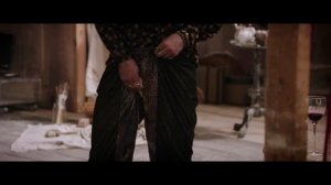 Красивая девушка развлекается с подонком.Момент из фильма "Лондонские поля".