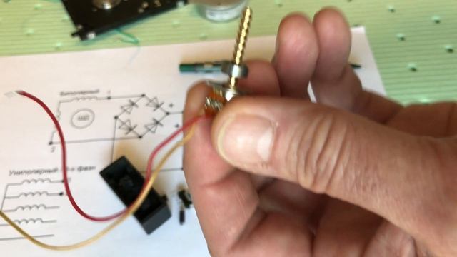 Мультиметр измеряет обороты / The multimeter measures revolutions смотреть онлайн