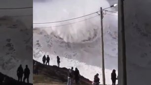 Огромная волна в Португалии, которая смывает всё на своём пути.