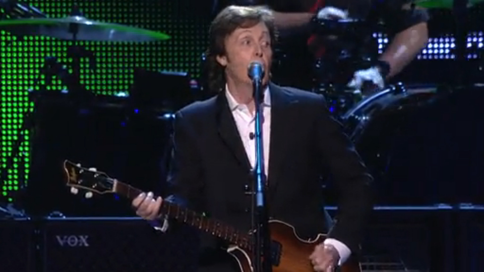 Paul McCartney - "Junior's Farm" (Live 2012) смотреть онлайн