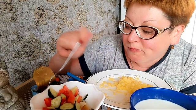 пожремМукбанг картошка пюреселедка и салатобжор и разговоры на камеру