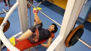 Жим одной ногой в машине Смита.