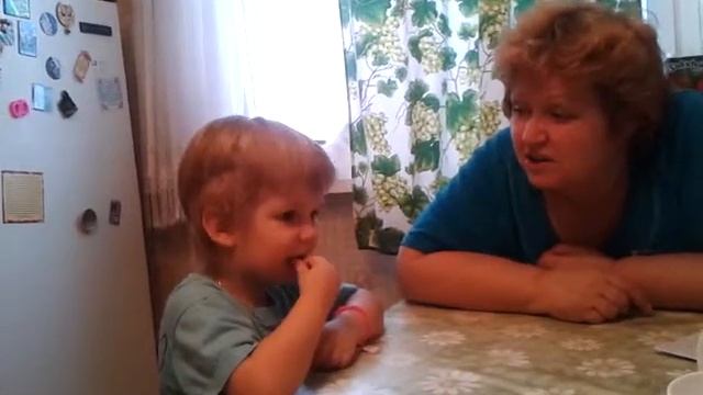 Коля пьет таблетку. Бабушка "не заставляет" ))) смотреть онлайн