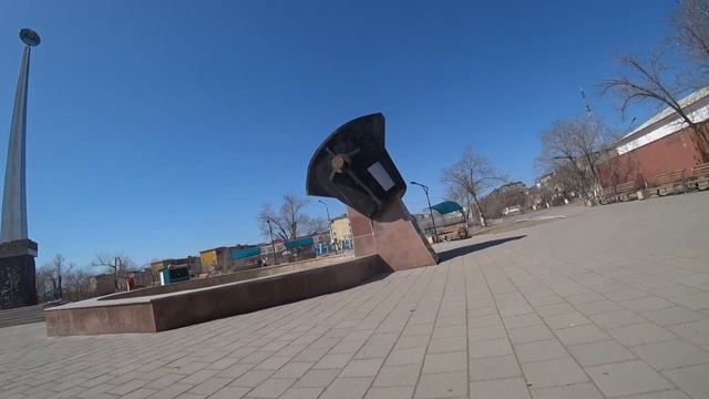 Город Балхаш (Балқаш) | литейный ковш и стела с гербом в сквере за ДК Металлург весной 2021 года смотреть онлайн