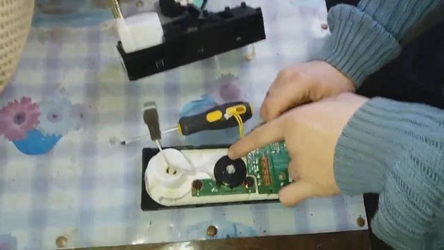 ремонт блока управления печки-климат- контроля переключения  направления воздуха на Daewoo Nexia