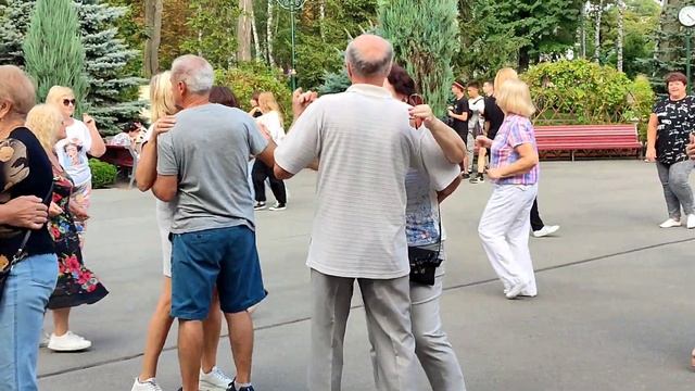 ЧЕРВОНИЙ МАК ЦВІТЕ! ТАНЦЫ ХАРЬКОВ УКРАИНА СЕНТЯБРЬ 2023 смотреть онлайн