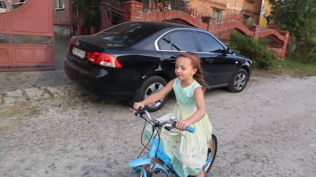 24 серпня. Даруся вперше сама їде на ровері смотреть онлайн