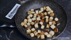 Салат из помидоров с сыром и сухариками