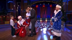 НОВЫЙ ВЫПУСК «ВЕЧЕРНИЙ УРГАНТ» (18.12.2020)АКТЕРЫ ИЗ СЕРИАЛА "РЕАЛЬНЫЕ ПАЦАНЫ" ДАРЯТ ПОДАРКИ ДЕТЯМ?