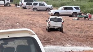 О. Русский бухта Новый Джигит. Daihatsu Mira ES на полувд. Off-road на переднем.