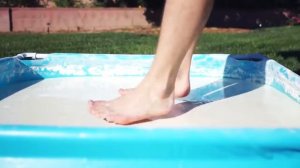 КАК ХОДИТЬ ПО ВОДЕ? | БАССЕЙН НЕНЬЮТОНОВСКОЙ ЖИДКОСТИ | Ивангай