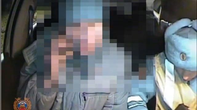 Пьяный водитель снегохода попытался уехать от полицейских по асфальту смотреть онлайн