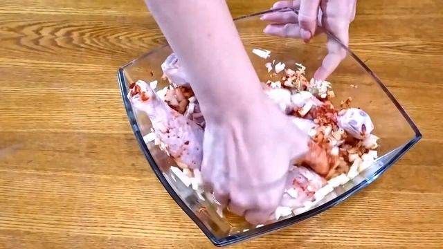 Такой курицы Вы еще не ели. Запеченная в духовке, нежная с пикантным вкусом.Очень простой рецепт. смотреть онлайн