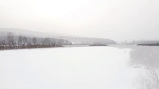 Заснеженная зимняя река с квадрокоптера
