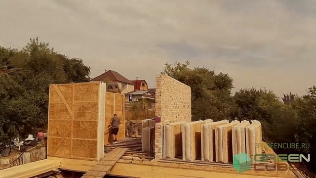 Поднимаем стены экодома за несколько часов ЧАСТЬ 3 | Строительство экодома из соломенных панелей смотреть онлайн