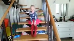 Девочка, лестница и поющая попа