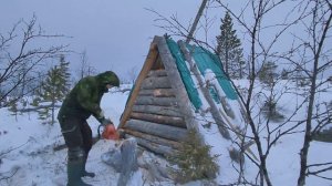 Изба строится - Стена кроется. Закрыл стену хижины. Таёжный быт. Изба Терского таёжного