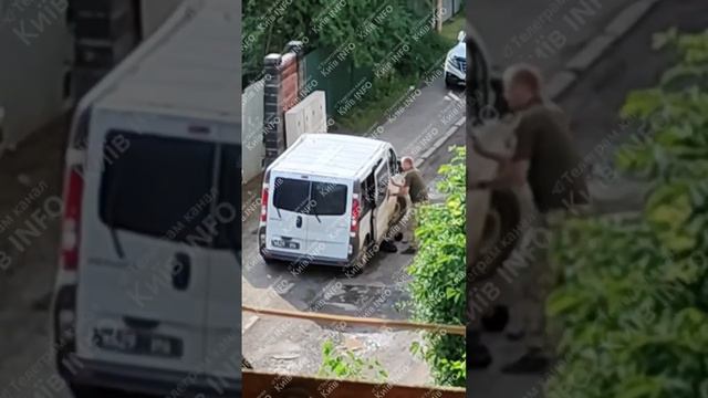 ТЦКаки снимают постановочный ролик, где заталкивают в машину людоловов куклу.