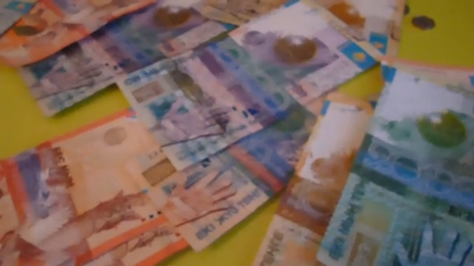 Какие деньги в алматы. Казахские деньги. Казахские деньги. Самая красивая купюра в мире тенге. Какие деньги в алматы.