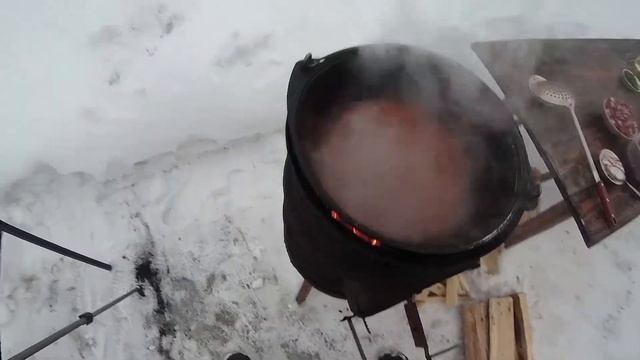 ГОТОВИМ ВМЕСТЕ. КАПУСТНЯК с копчеными колбасками и квашеной капустой В КАЗАНЕ на костре смотреть онлайн