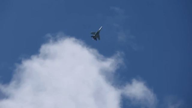 Су-35С. Ю.Ващук исполняет кульбит и плоский штопор смотреть онлайн