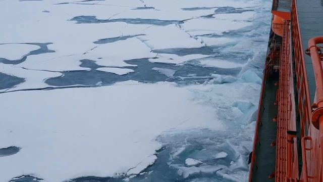 Атомный ледокол ломает лёд на пути к Северному полюсу | Сочинец на Северном полюсе смотреть онлайн