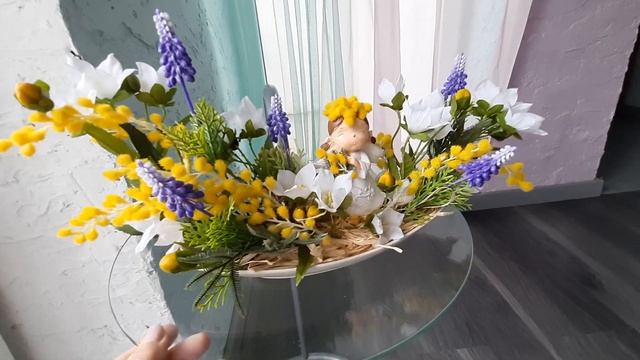 Интерьерная композиция с керамическим ангелочком, цветами мимозы и мускари. смотреть онлайн