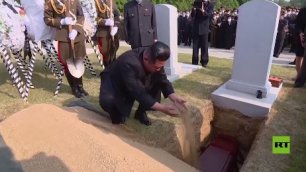 شاهد.. كيم جونغ أون يتقدم مراسم جنازة مارشال في الجيش الكوري ويحمل نعشه