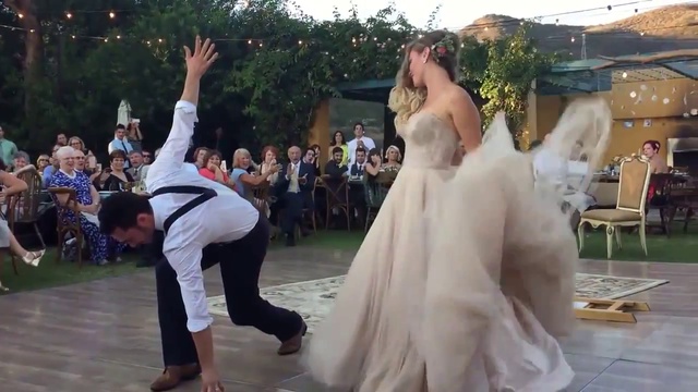 Танцы на свадьбе видео. Танец на свадьбе взорвавший интернет. Офигеть какой свадебный танец. Гигабайт танцует на свадьбе.
