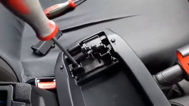 Как снять центральный подлокотник на Toyota Corolla 2015 г. для дальнейшей перетяжки.