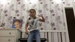 Надо делать уроки Очень не хочется Мама ругается Have to do my homework Really don't want