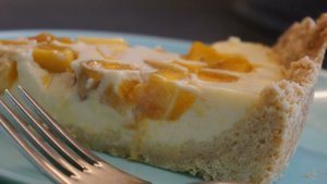 Пирог с нежной начинкой и кусочками манго