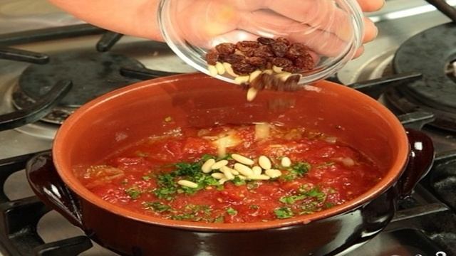 Тушеные кальмары в соусе