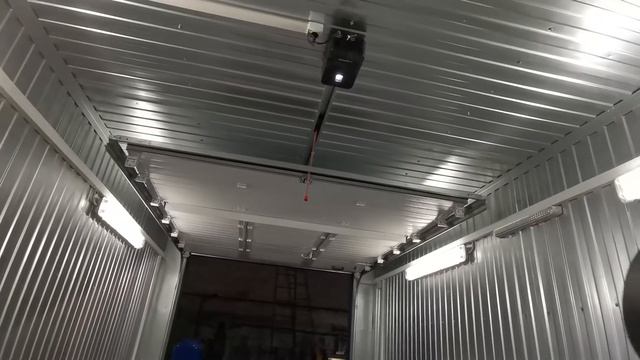 Автоматические подъемные ворота в гараж из контейнера
