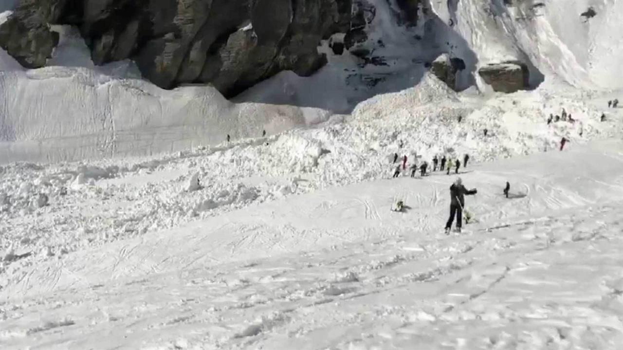 В Швейцарии лавина сошла на лыжную трассу смотреть онлайн