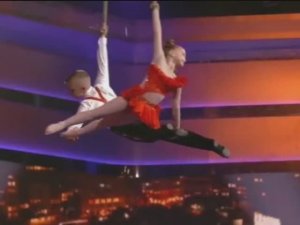 Участники ТВ шоу Круче всех воздушные гимнасты Тимур Морозов и Мария Малыч