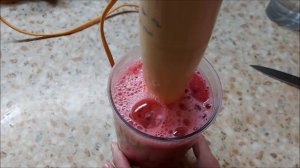 как за 2 минуты изготовить вкуснейший розовый ягодный смузи из замороженных ягод на радость детям