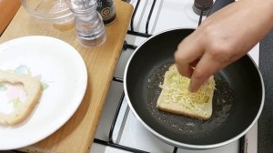 Быстрый завтрак жареный хлеб с яйцом